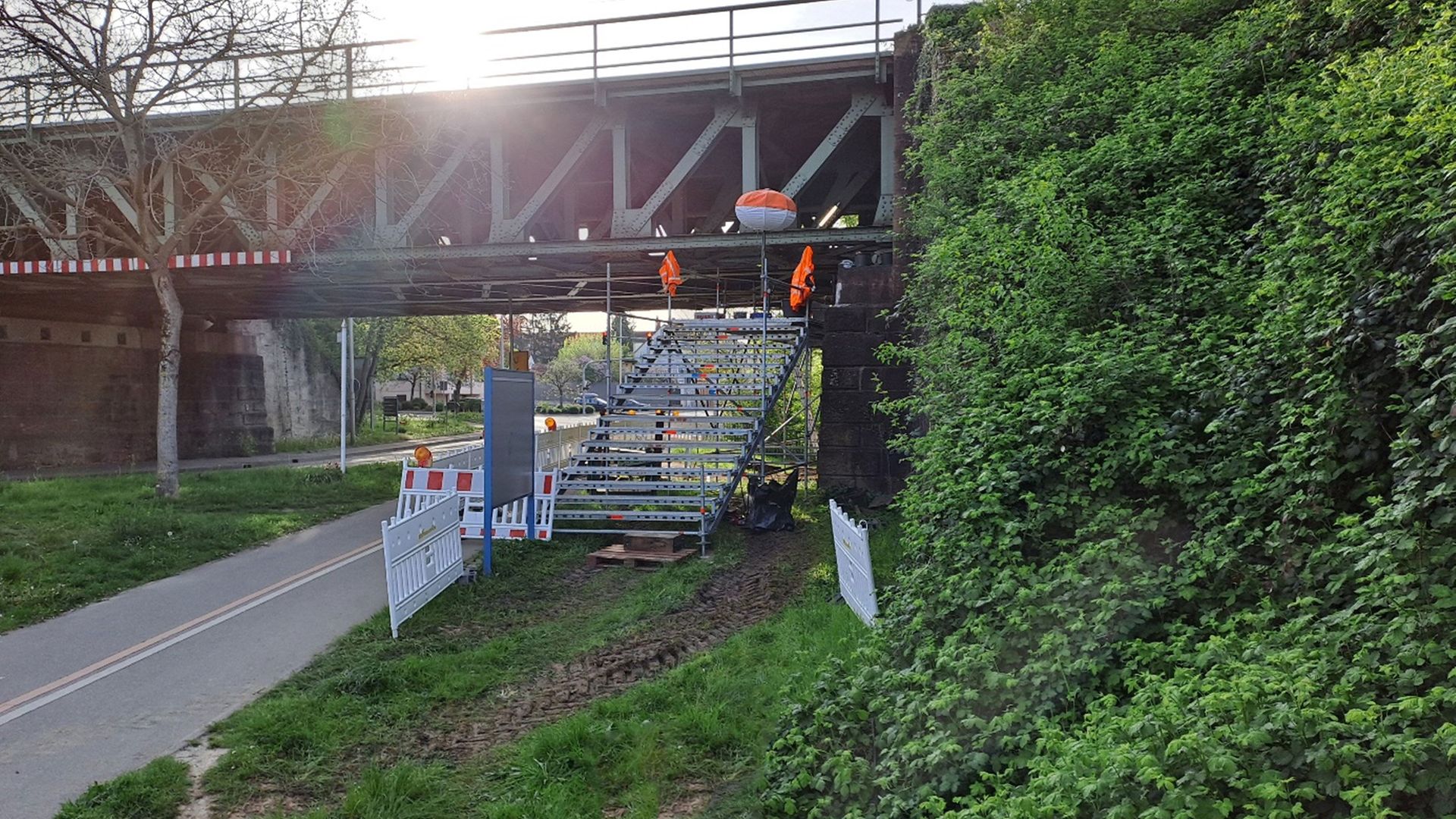 Winnenden: Einsatz von Kalottenlagern an der Zipfelbachbrücke 
