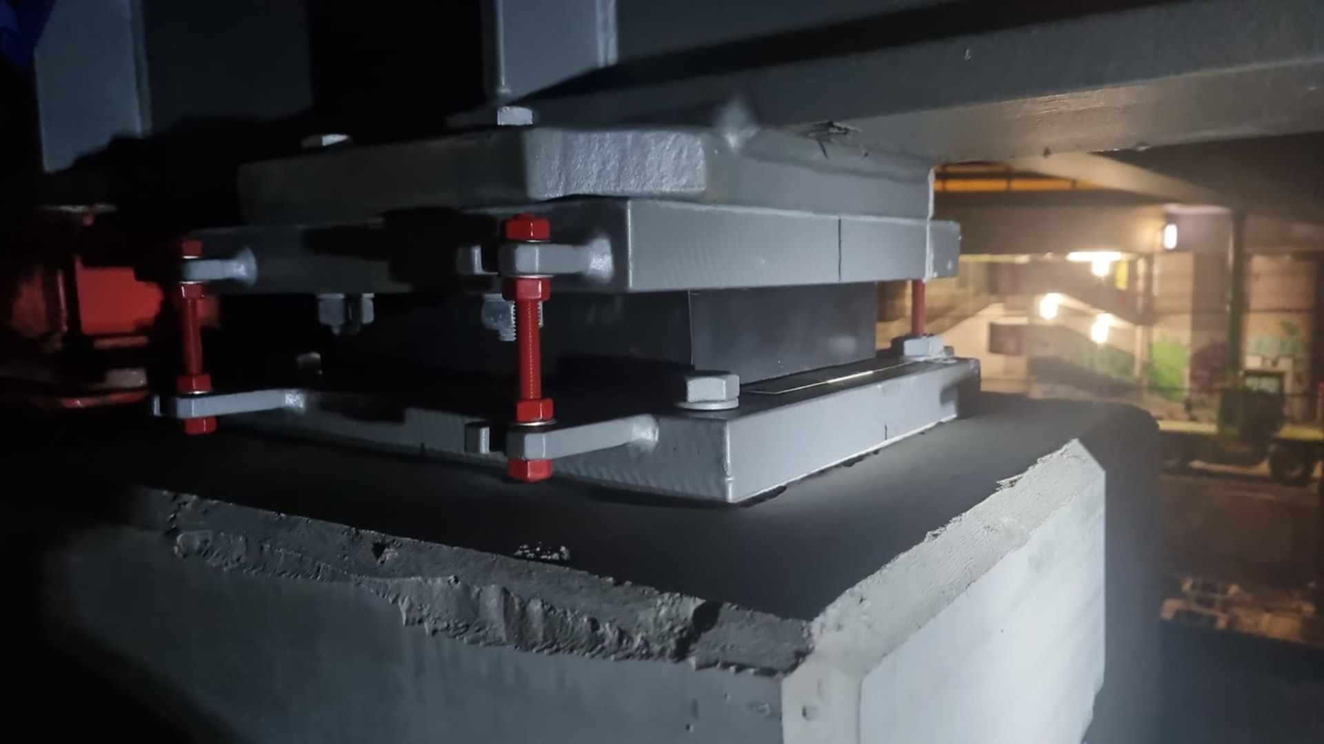 FFM-Ginnheim S6: Eingebautes Elastomerlager am Haltepunkt