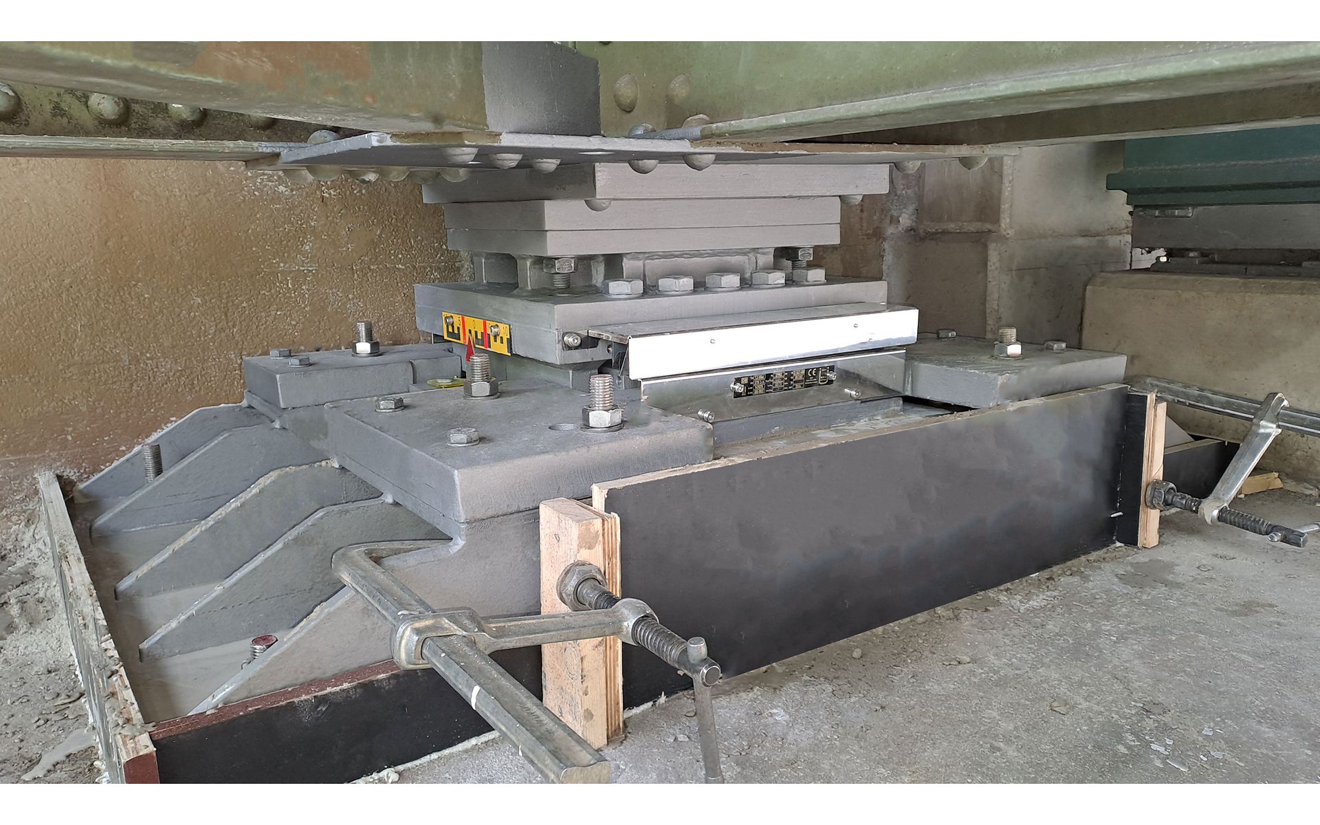 Nahaufnahme eines Kalottenlagers an einer Brücke