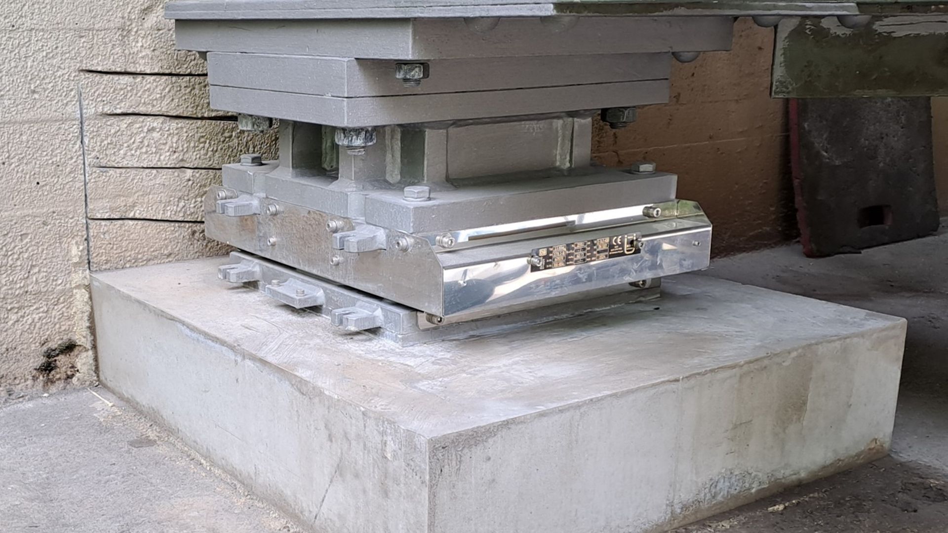 Winnenden: Built-in spherical bearing on the Zipfelbach bridge