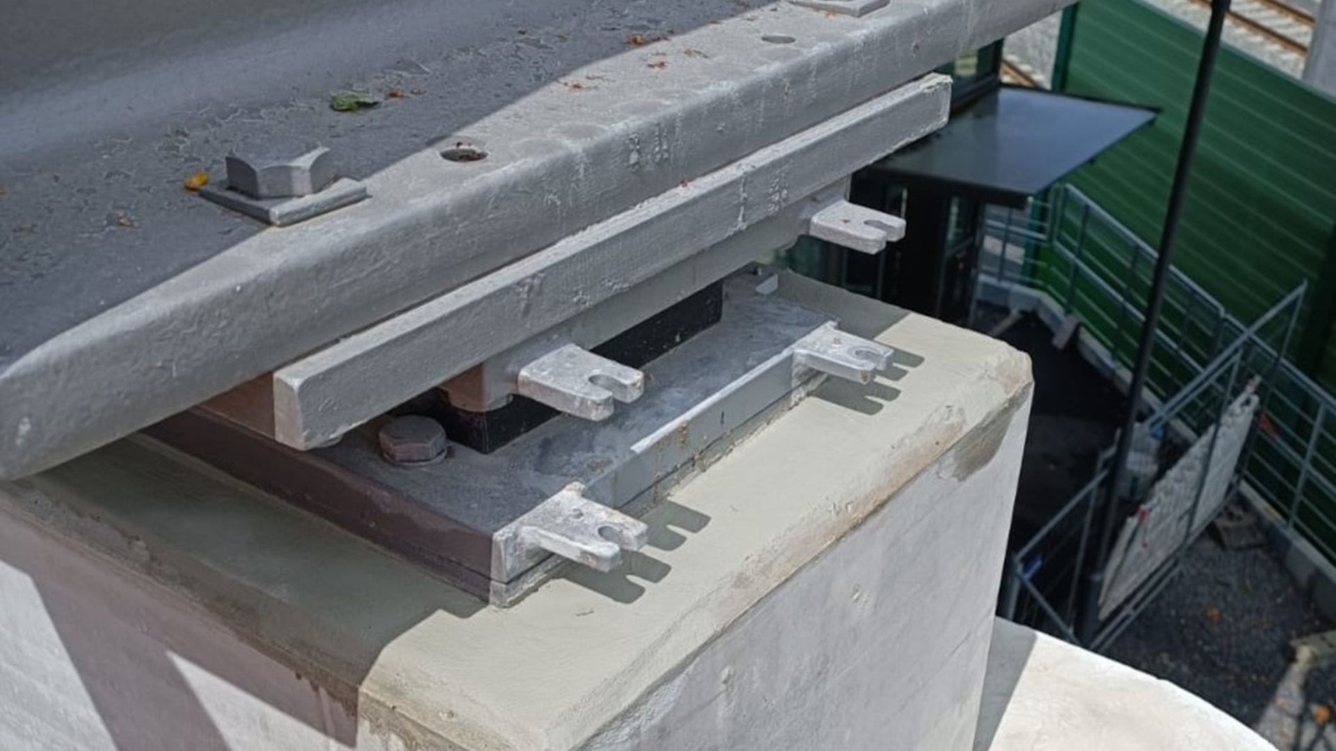 FFM-Frankfurter Berg S6: Built-in elastomer bearing on the passenger overpass