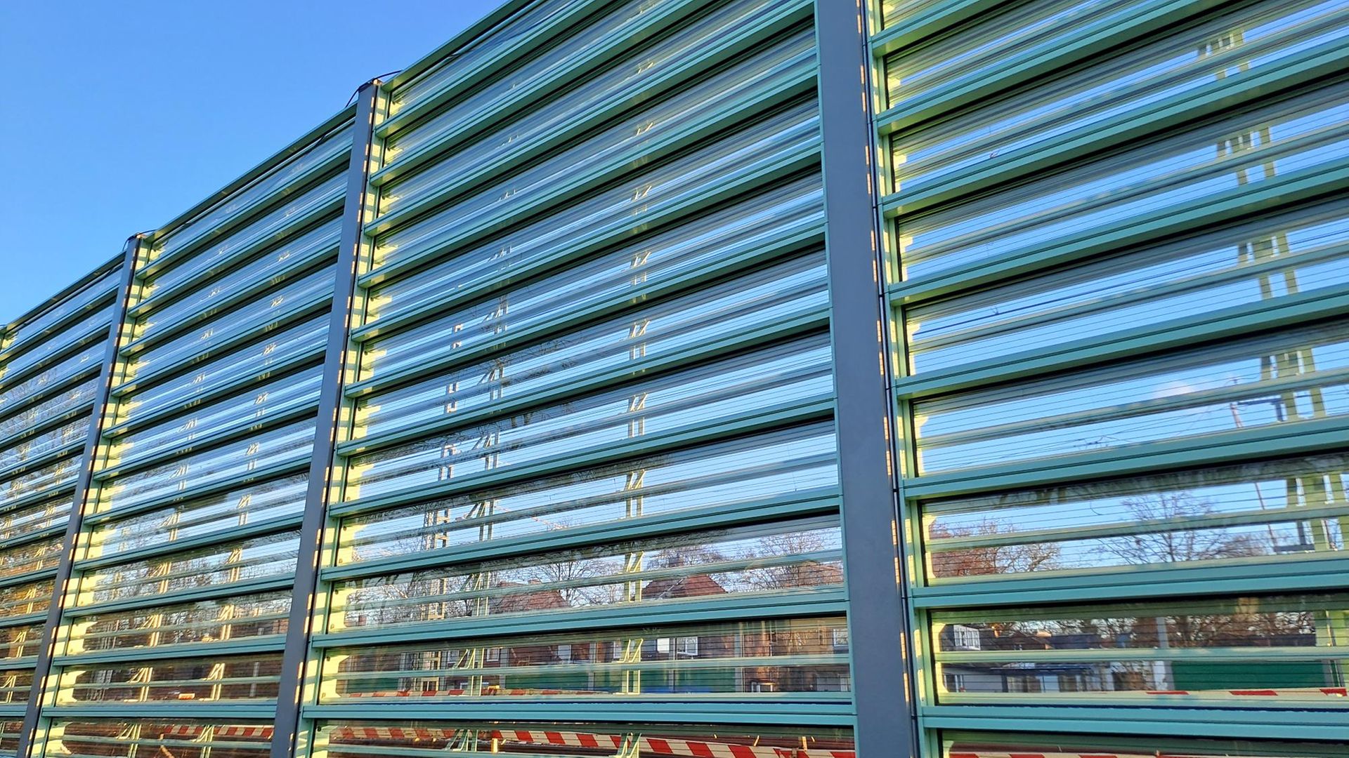 MetaWindow in Hamburg an der S4 Bahnstrecke bei blauem Himmel
