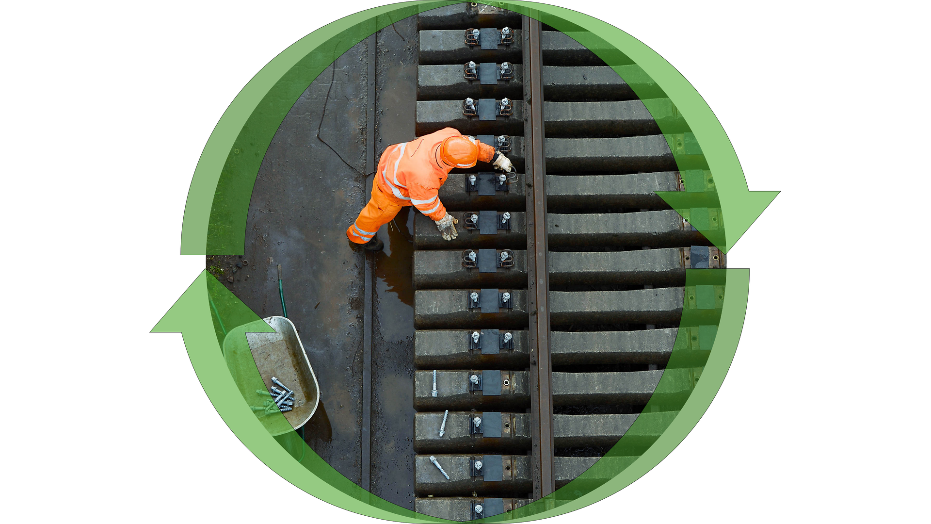 Blick auf Person in orangefarbener Schutzkleidung an Recyclingschwelle