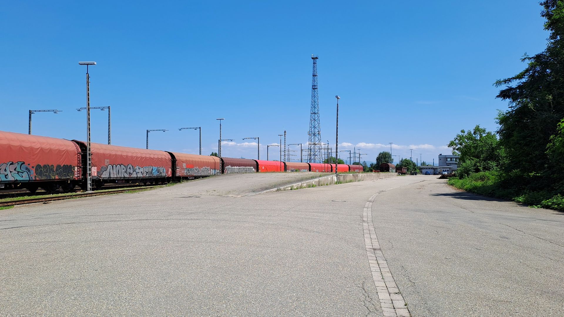 Logistikstelle mit blauem Himmel im Hintergrund