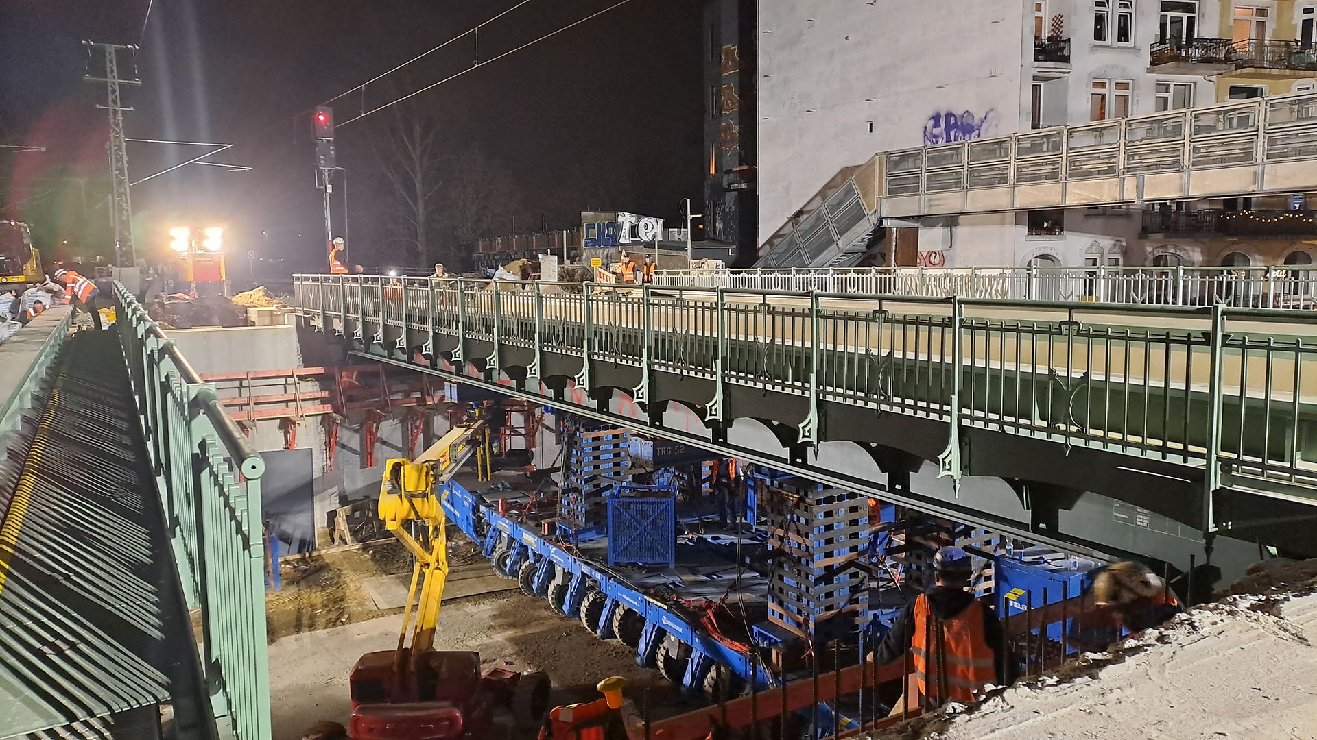Installation of the three railway bridges, overpass across Schanzenstraße in Hamburg