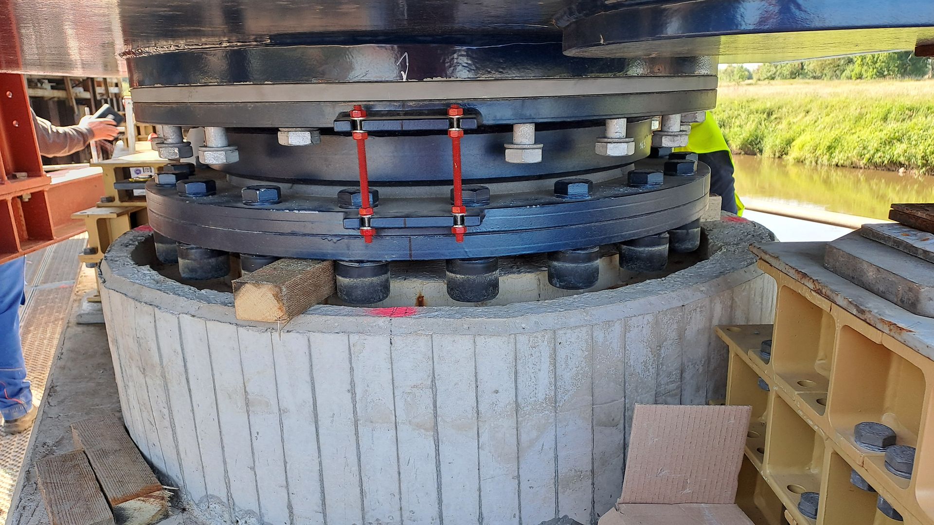 Fully fixed spherical bearing on the Leine bridge on the B214 near Schwarmstedt
