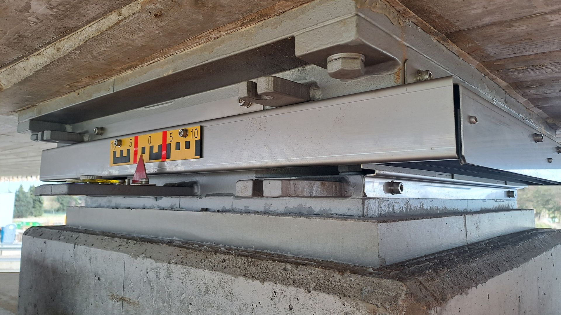 Allseitig bewegliches Kalottenlager der Brücke über die A27