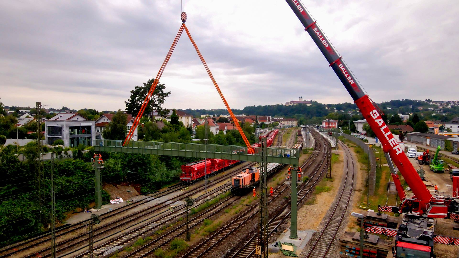 Vilshofen: Einbau einer Signalbrücke