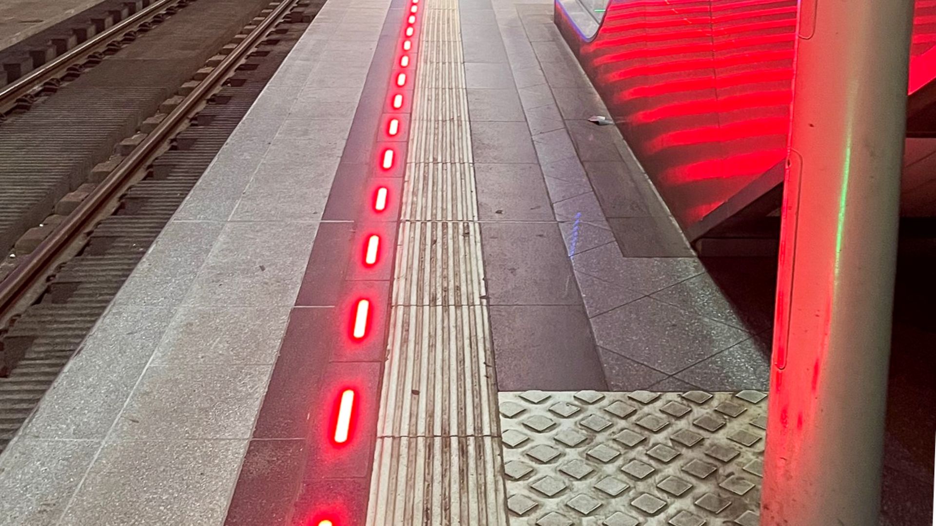 Installation beleuchtete Bahnsteigkante Leipzig Citytunnel