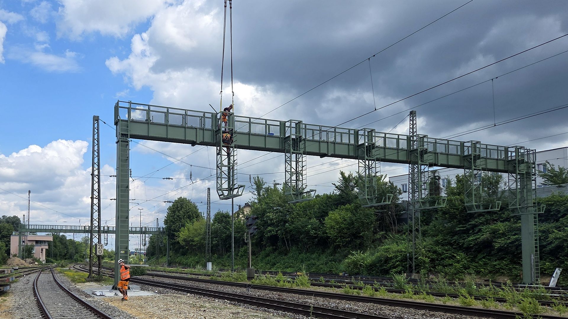 Vilshofen: Installation of a signal bridge