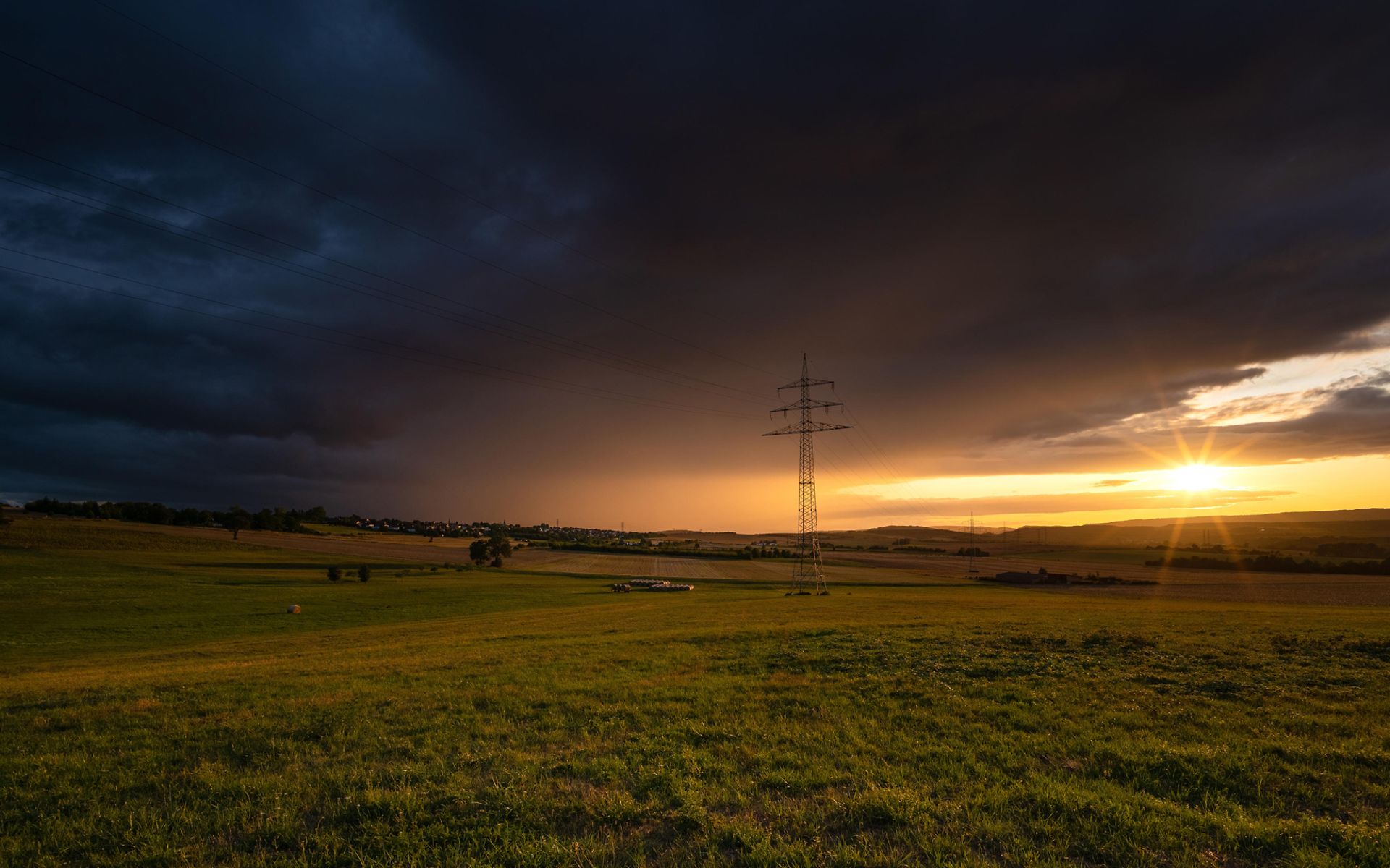 Stromtrasse im Sonnenuntergang