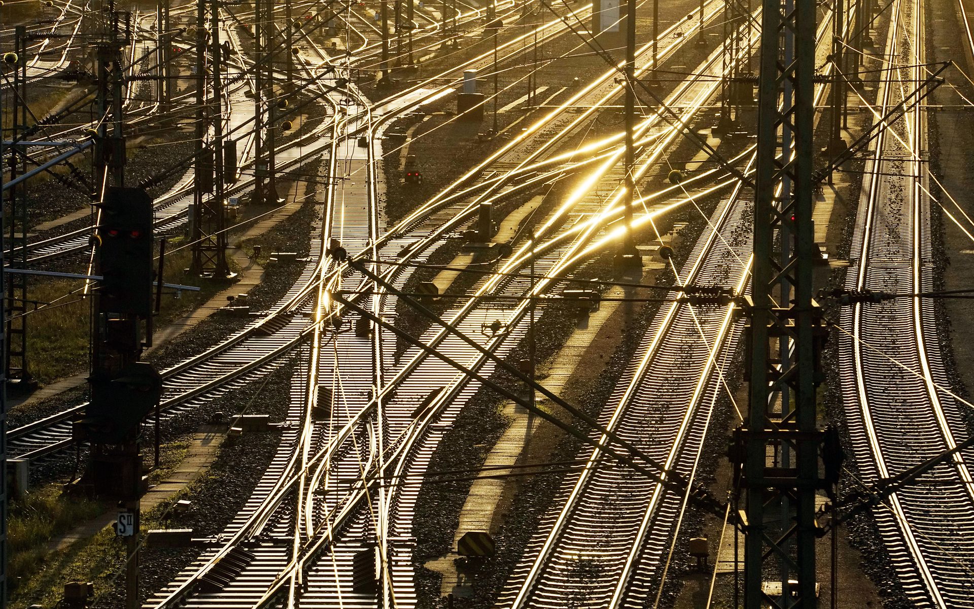 Schienen, Weichen und Oberleitungen