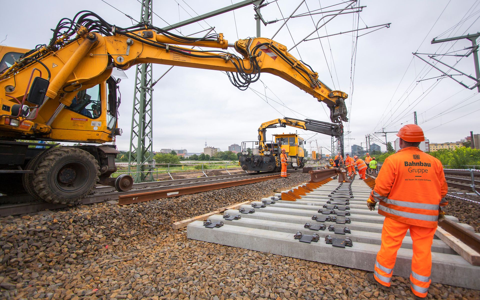 Zwei-Wege Bagger arbeitet an Gleisen