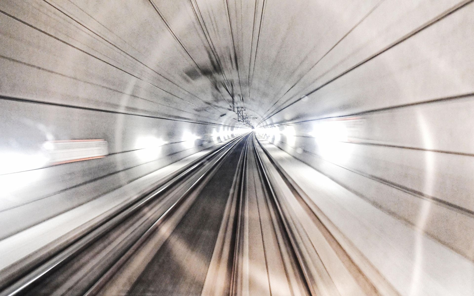 Verschwommener Blick in einen Tunnel mit Gleisen