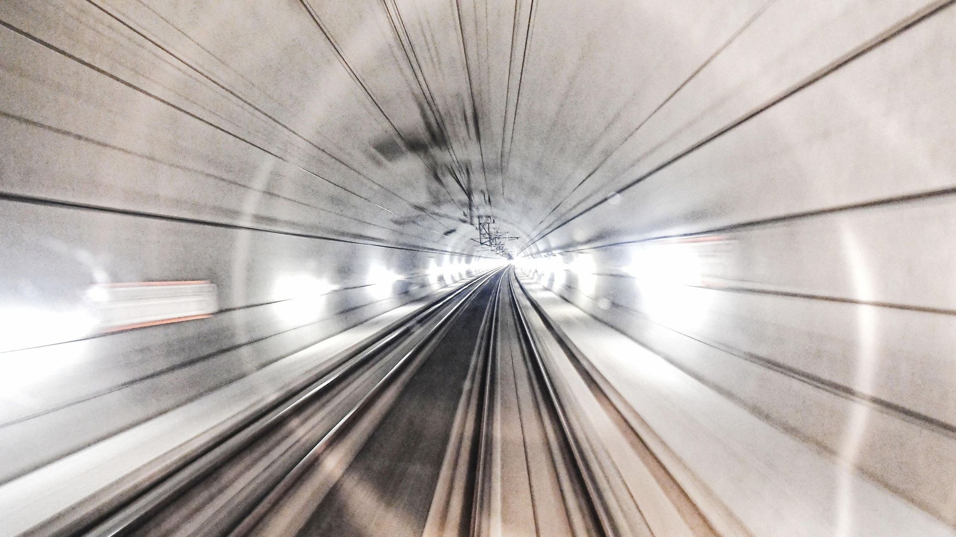 Verschwommener Blick in einen Tunnel mit Gleisen