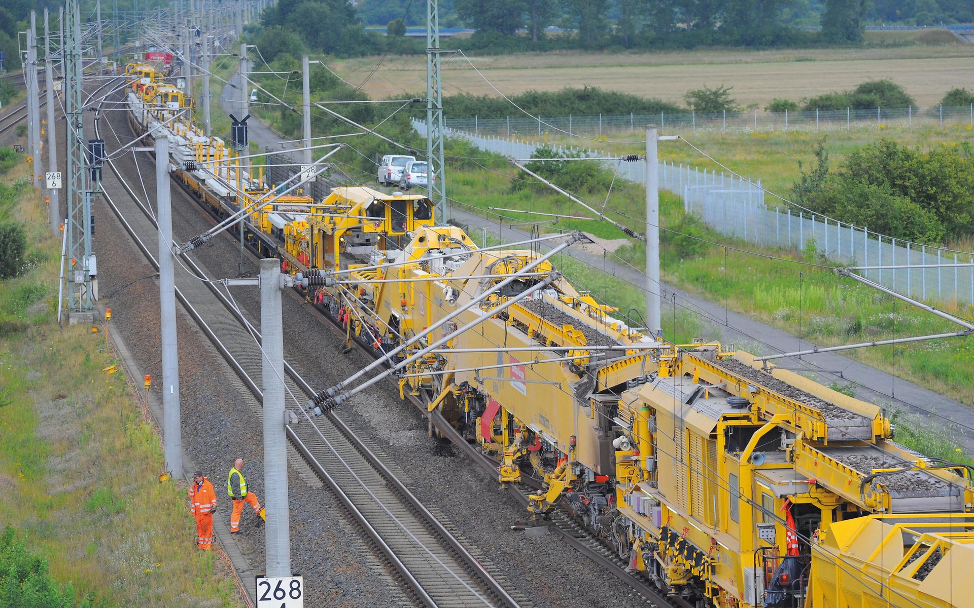 Schnellumbauzug auf einem Gleis in grüner Umgebung mit Wasserlauf