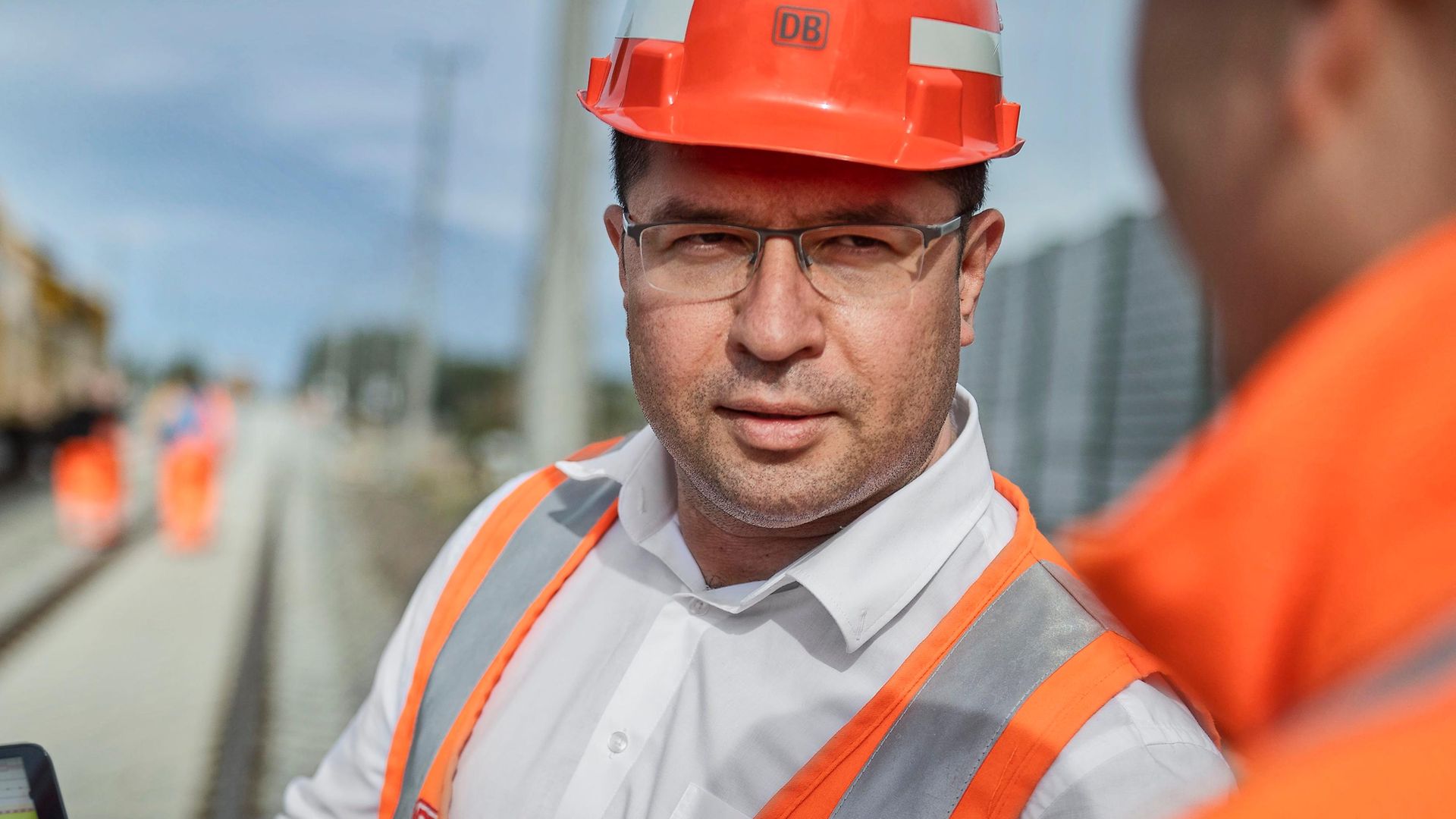 Zwei Mitarbeiter besprechen eine Großbaustelle