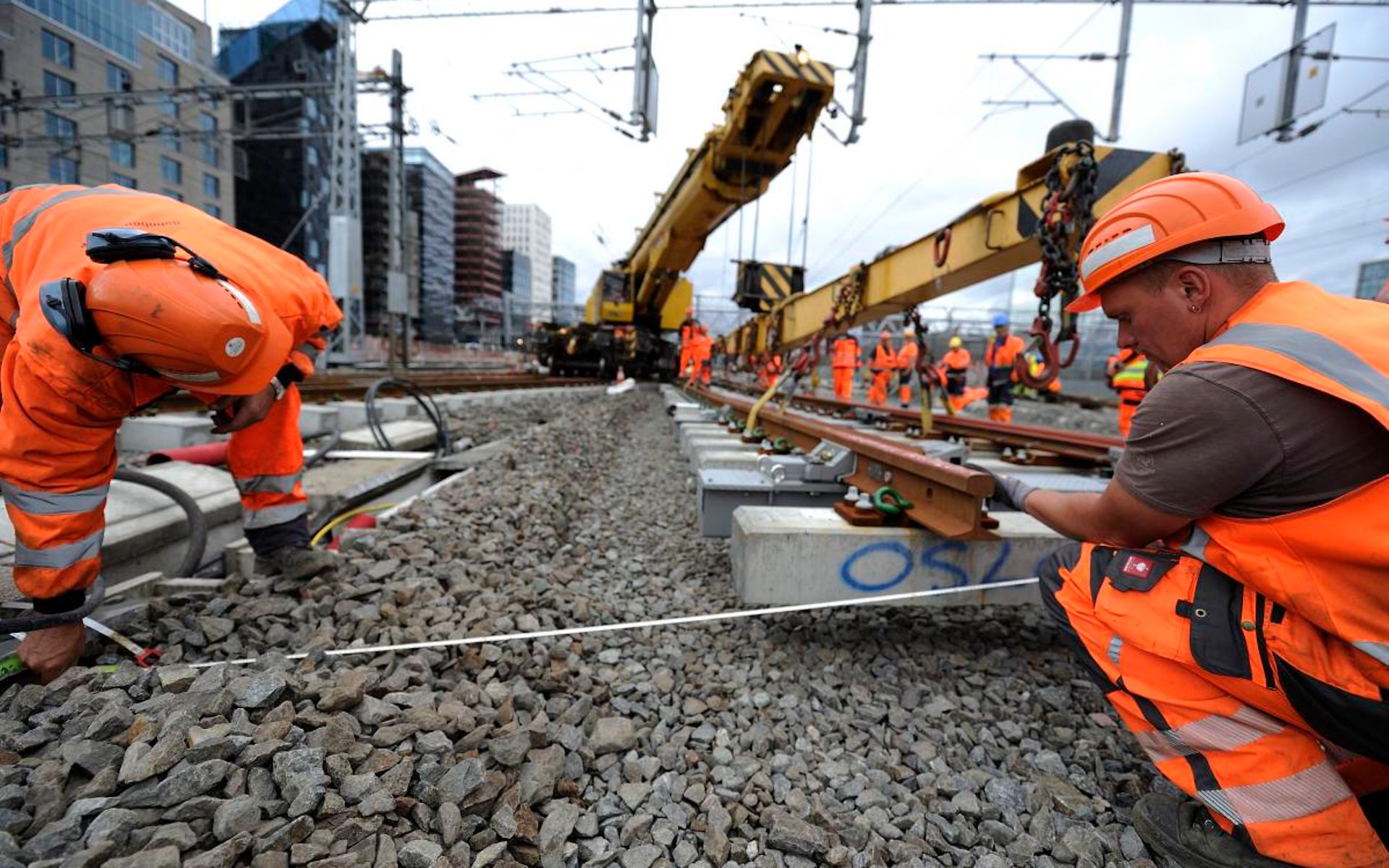 Mitarbeiter verlegen Schwellen in urbaner Umgebung