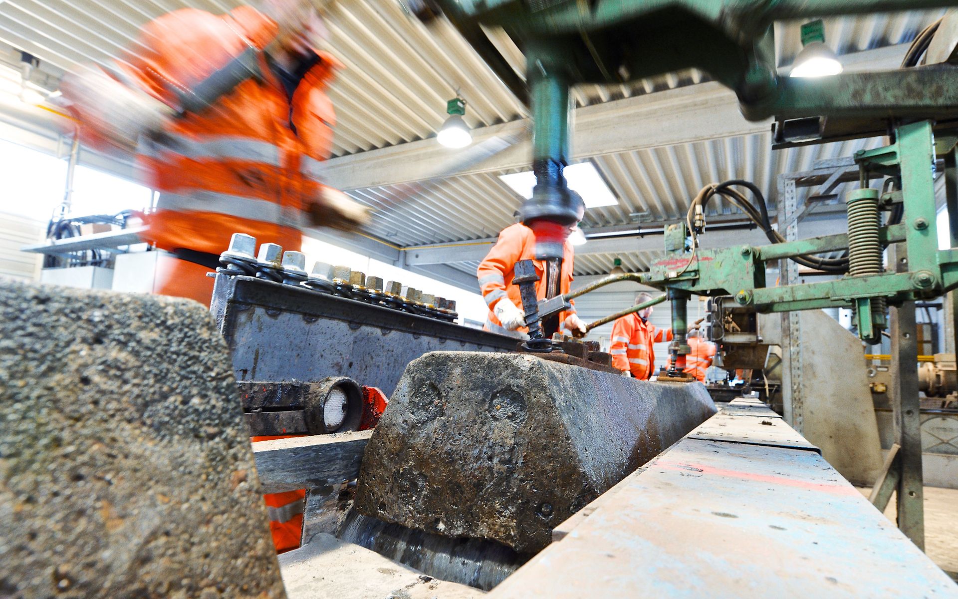 Mitarbeiter, die Betonschwellen recyceln