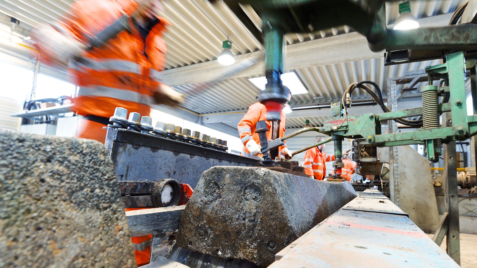 Mitarbeiter, die Betonschwellen recyceln