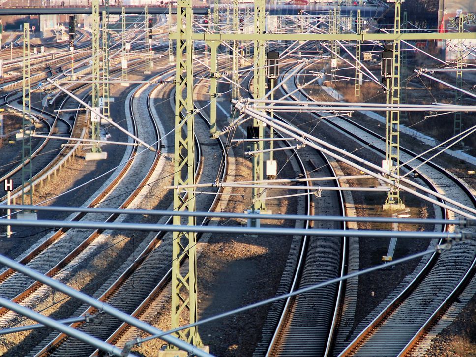 Schienen Weichen und Oberleitungen