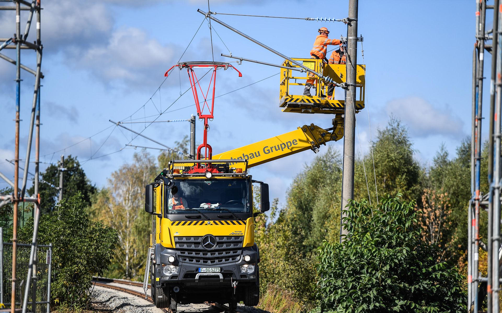 Zwei-Wege-Oberleitungsmontage Fahrzeug