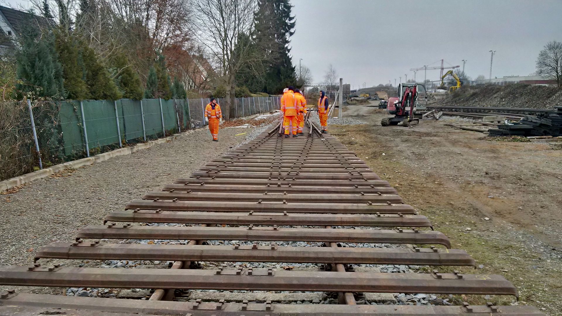 Mitarbeiter arbeiten am Gleis