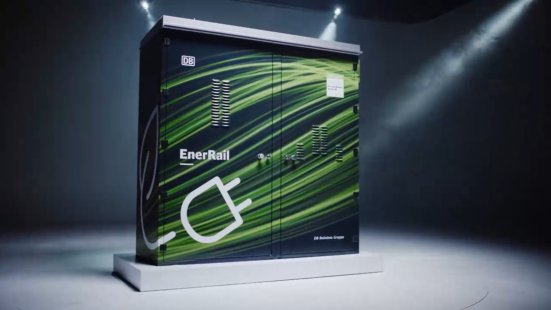 Brennstoffzellenschrank mit grüner Folierung und Schriftzug "EnerRail"