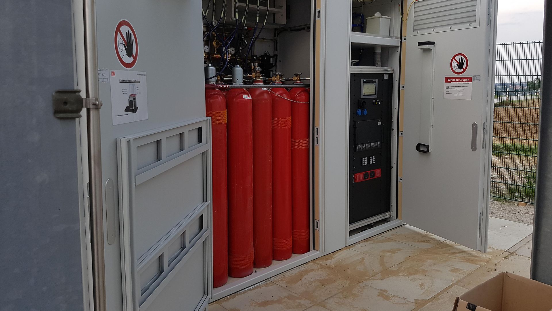 Brennstoffzellenschrank mit roten Wasserstoffflaschen