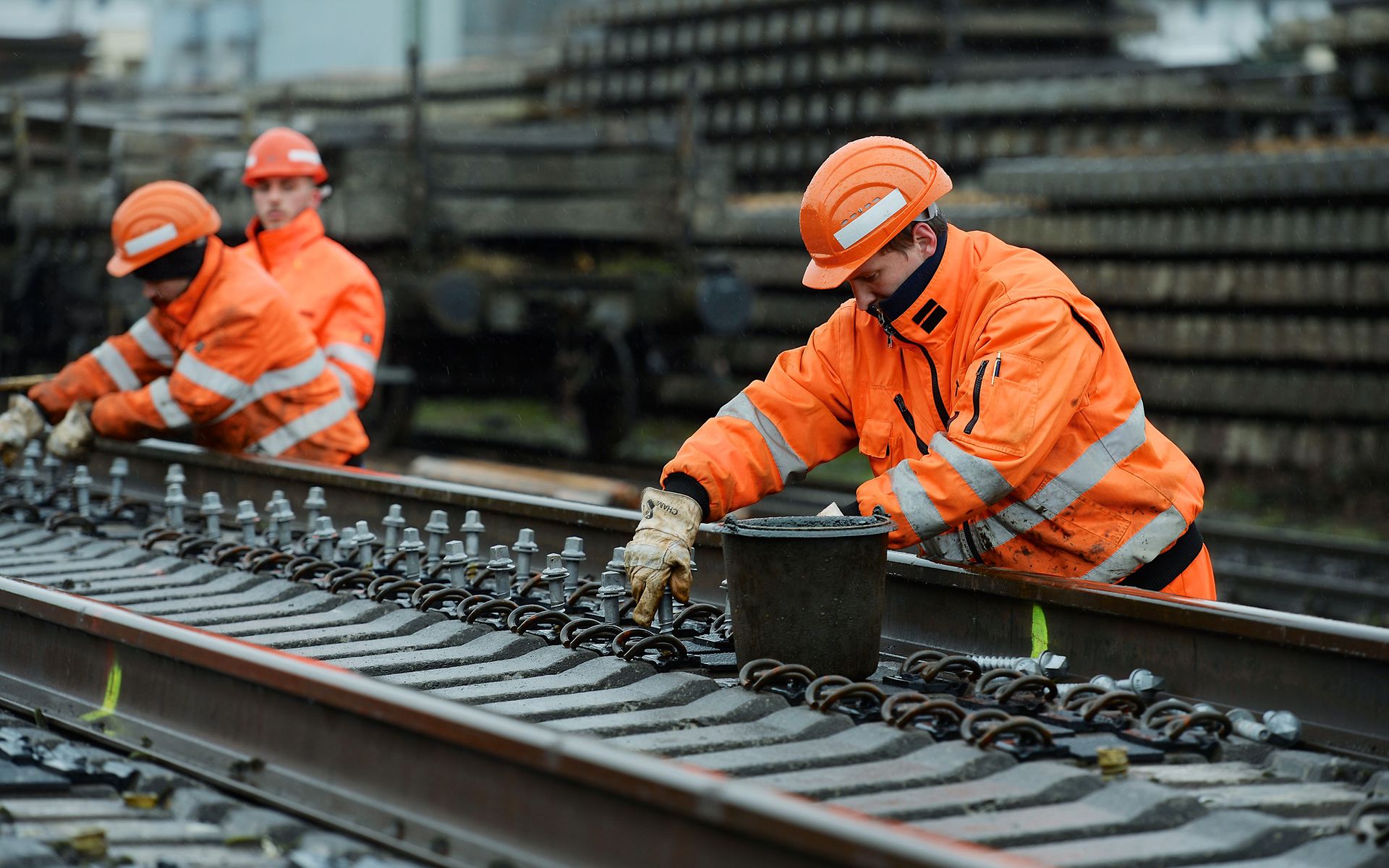 Drei Mitarbeiter recyceln Schwellen 