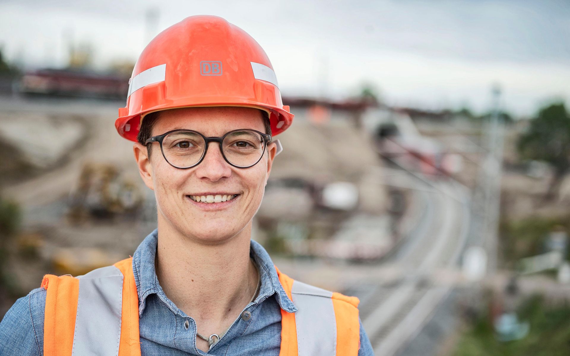 Mitarbeiterin in Weste auf Baustelle