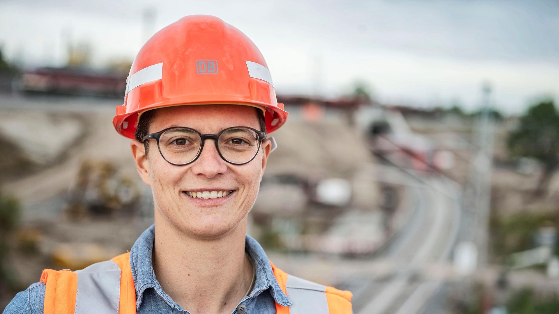 Mitarbeiterin in Weste auf Baustelle