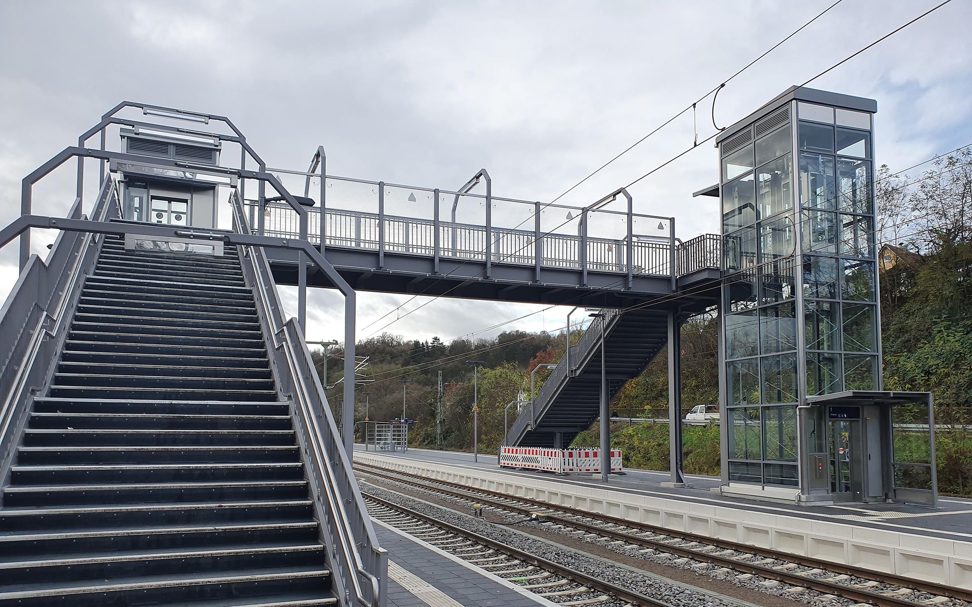 Stahl-Behelfsbahnsteig führt über Bahngleise
