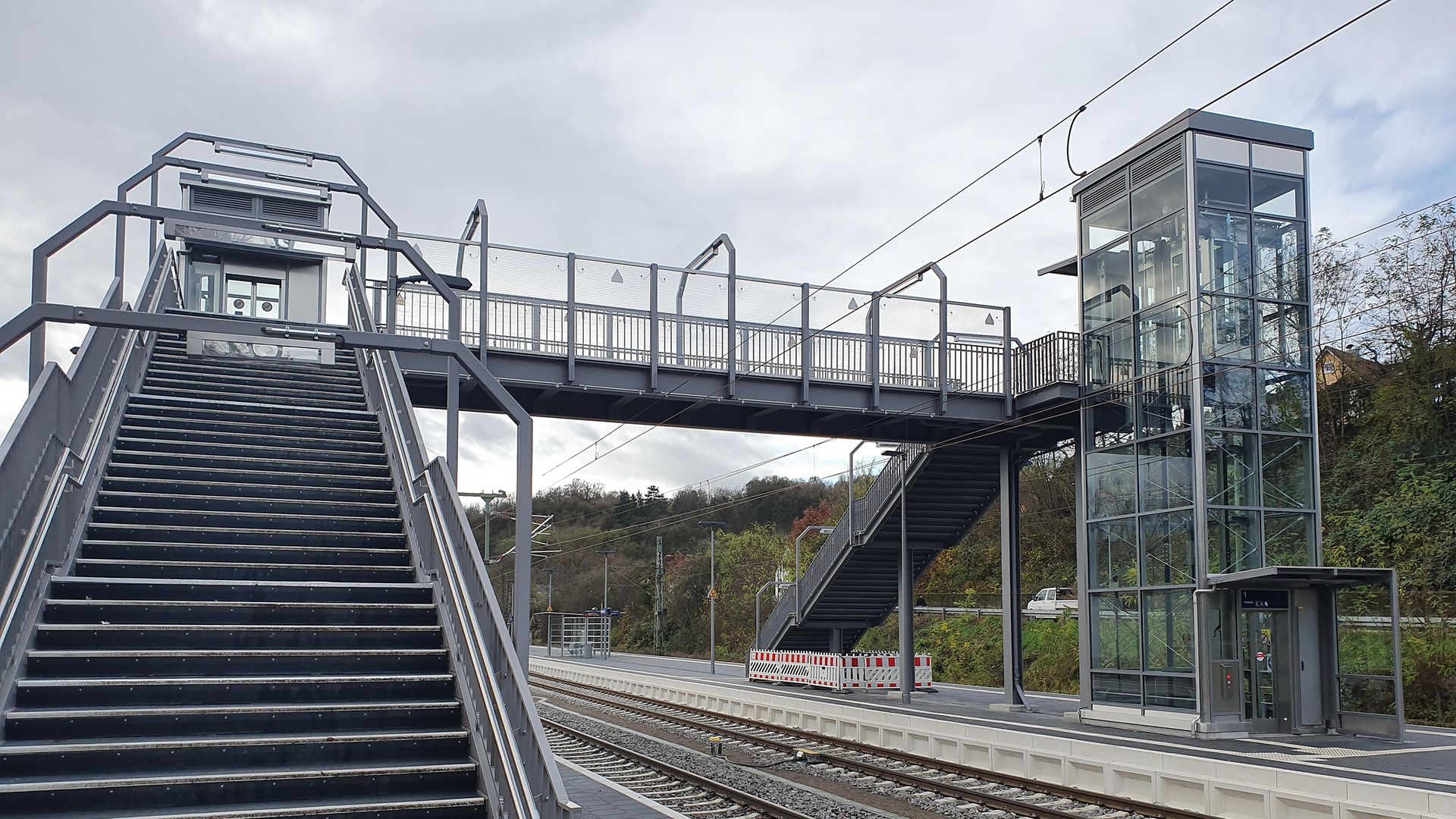 Stahl-Behelfsbahnsteig führt über Bahngleise