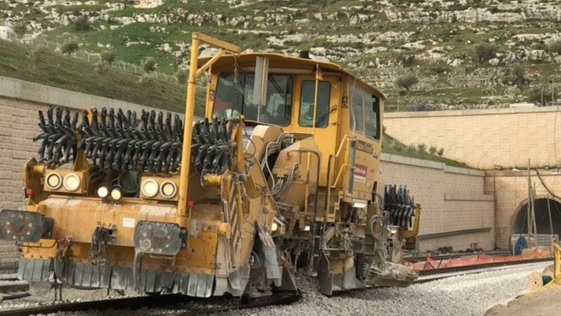 Schotterplaniermaschine auf Gleis in Israel