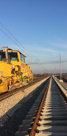 Gelbe Maschine auf Gleis in Kroatien
