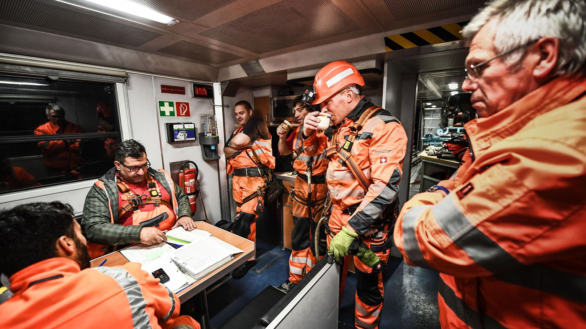 Mitarbeiter sitzen im Mannschaftswagen und halten Besprechung