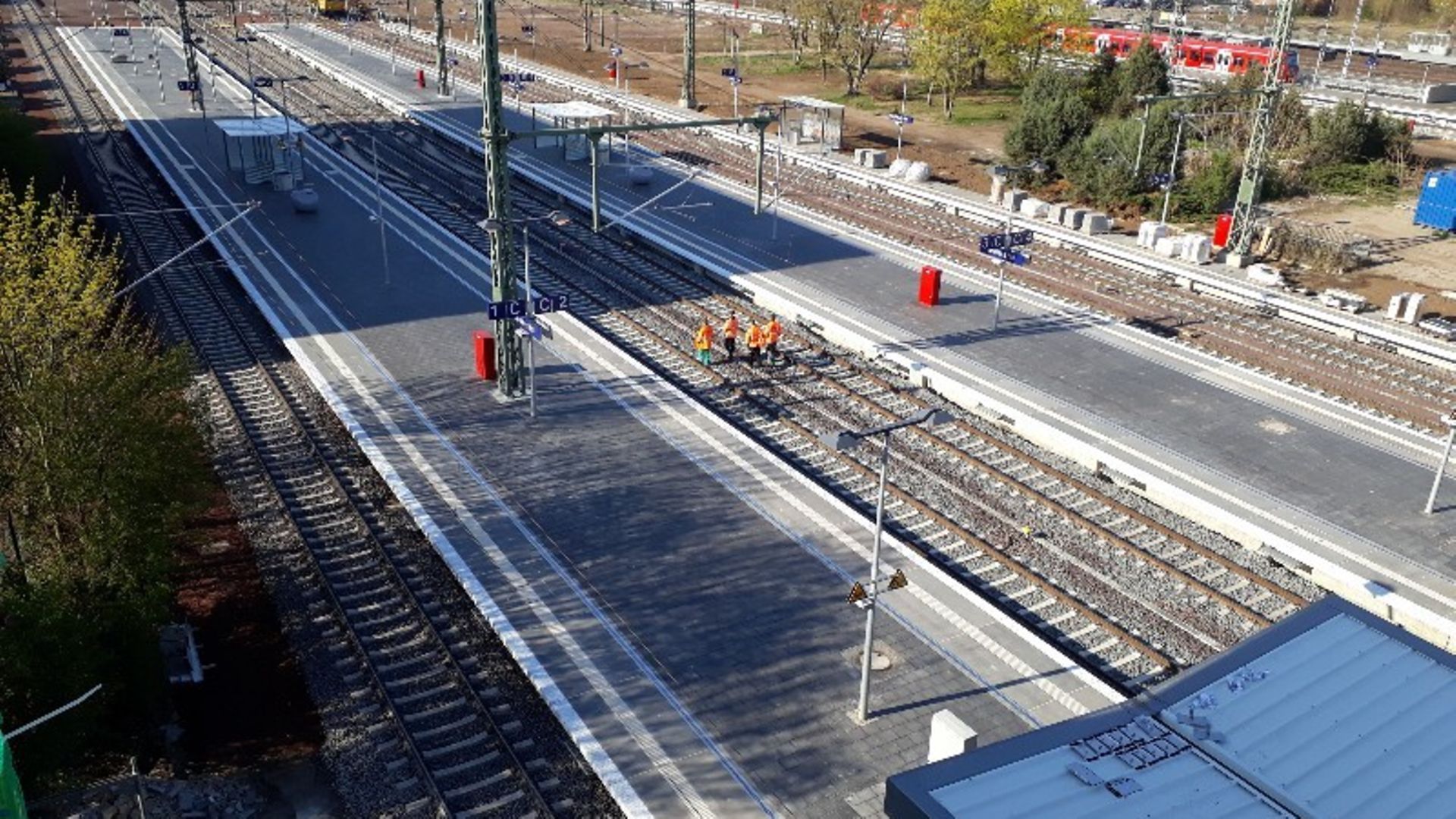 Vogelperspektive auf drei Gleise und zwei Bahnsteige des Magdeburger Hauptbahnhofes