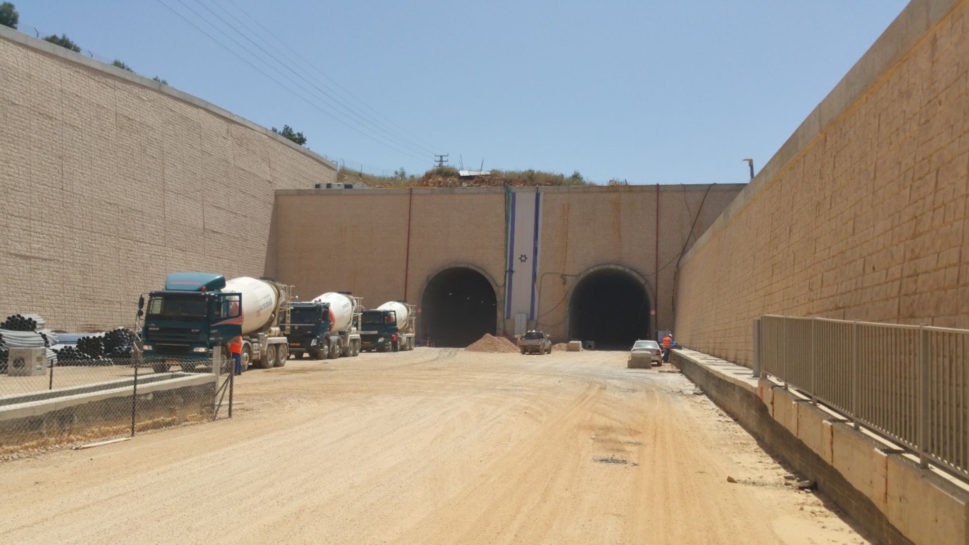 zwei Röhren des Tunnels in Israel mit Fahne