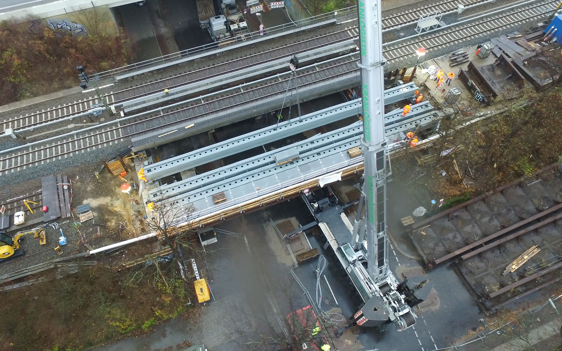 Stahl-Hilfsbrücke in Form einer Zwillingsträgerbrücke wird von einem Kran eingesetzt