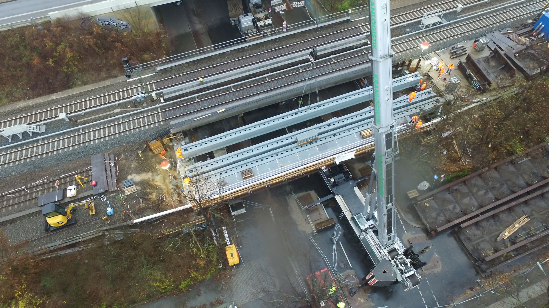 Stahl-Hilfsbrücke in Form einer Zwillingsträgerbrücke wird von einem Kran eingesetzt