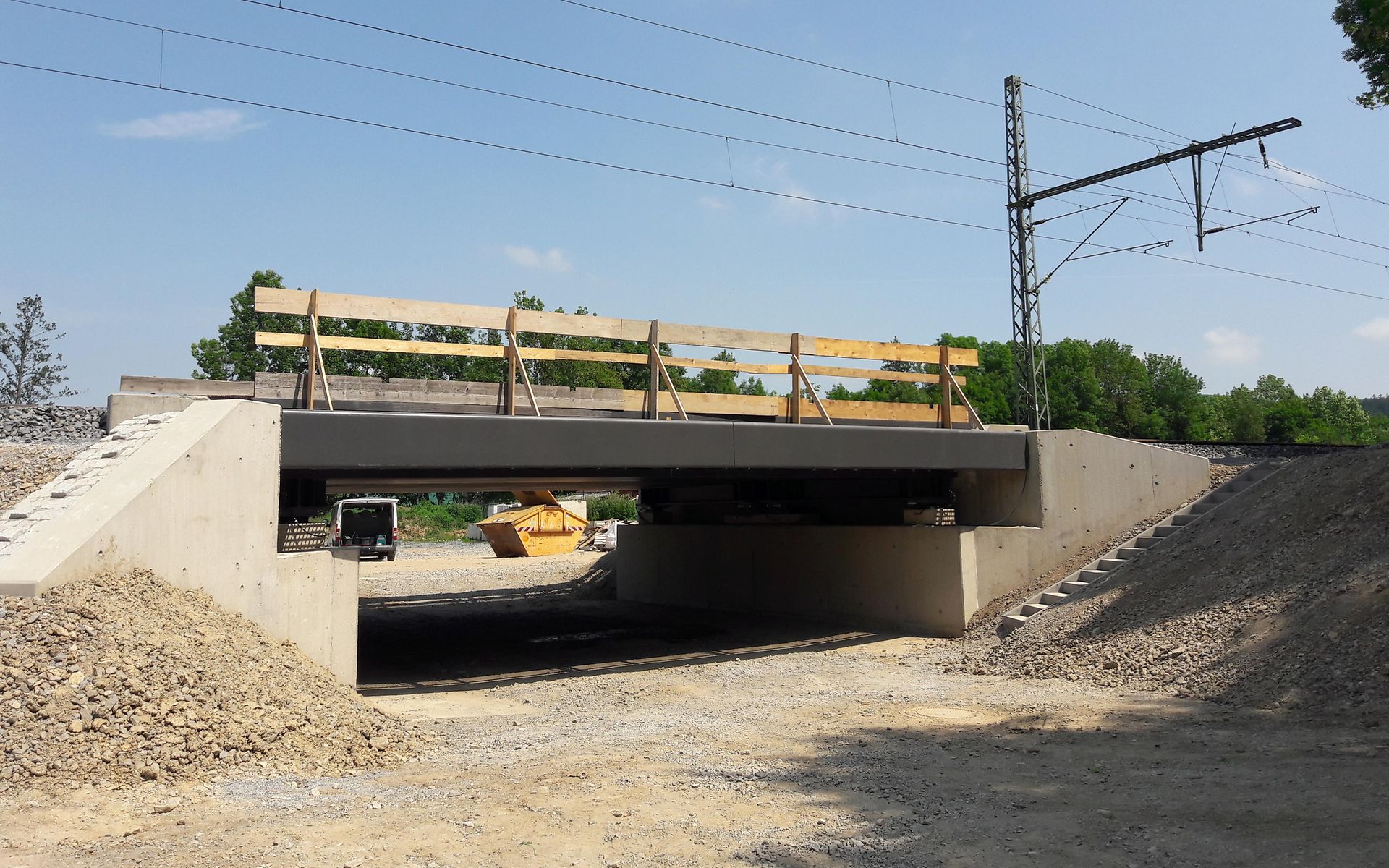 Stahl-Betonbrücke über Gleis