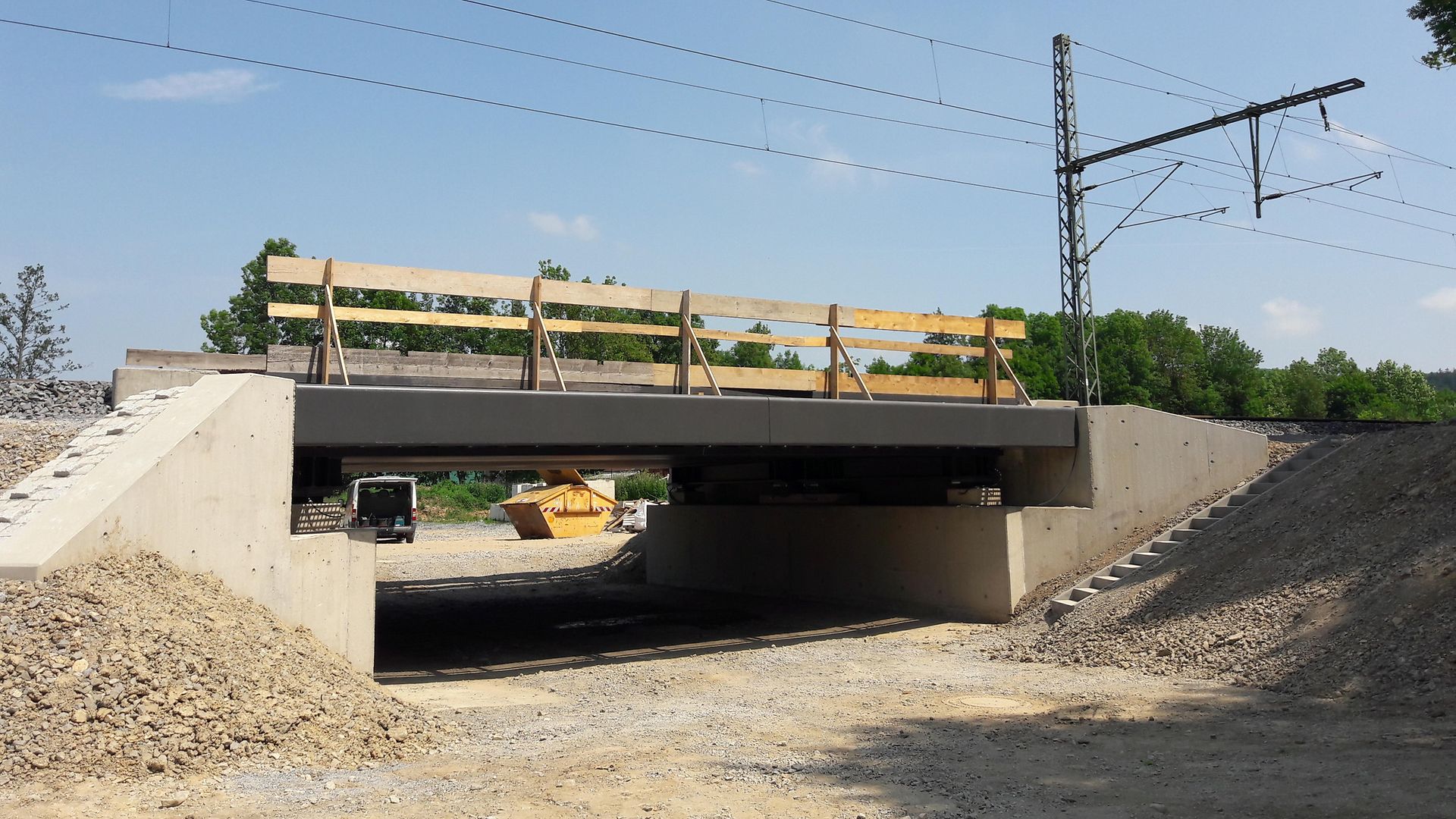 Stahl-Betonbrücke über Gleis
