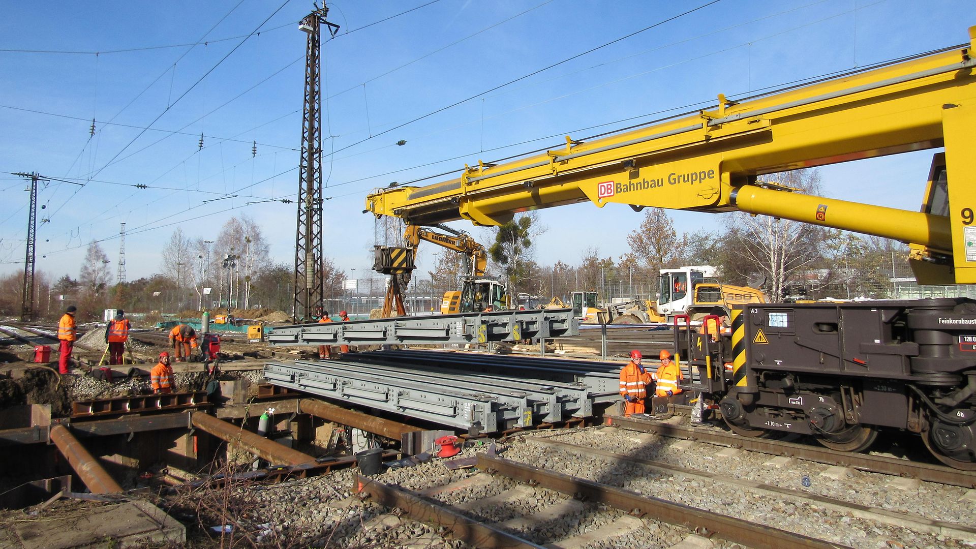 Einbau der Hilfsbrücken mit Eisenbahndrehkran in Insellage.