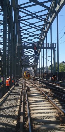 Signalbrücken werden in Köln auf einer Stahlbrücke von Mitarbeitern montiert.