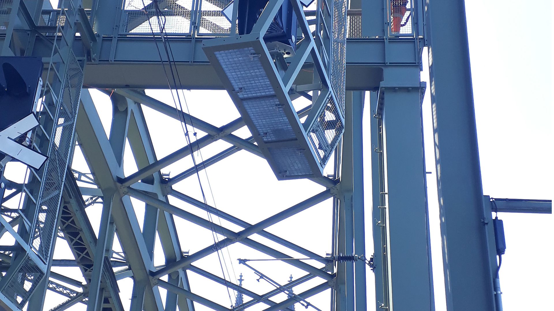 Montage von Signalbrücken. Kölner Dom im Hintergrund