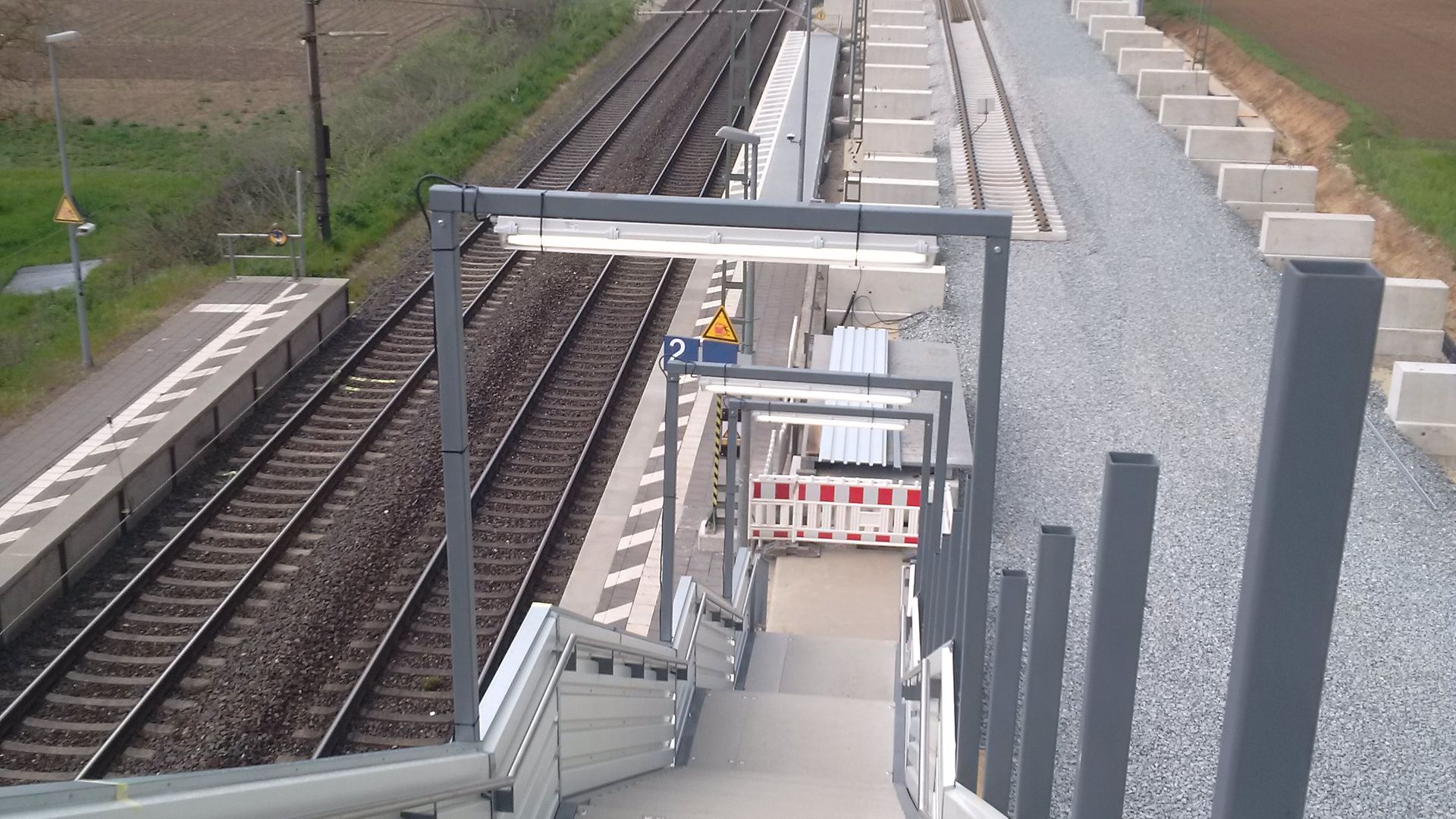 Treppen zu einem Behelfsbahnsteig