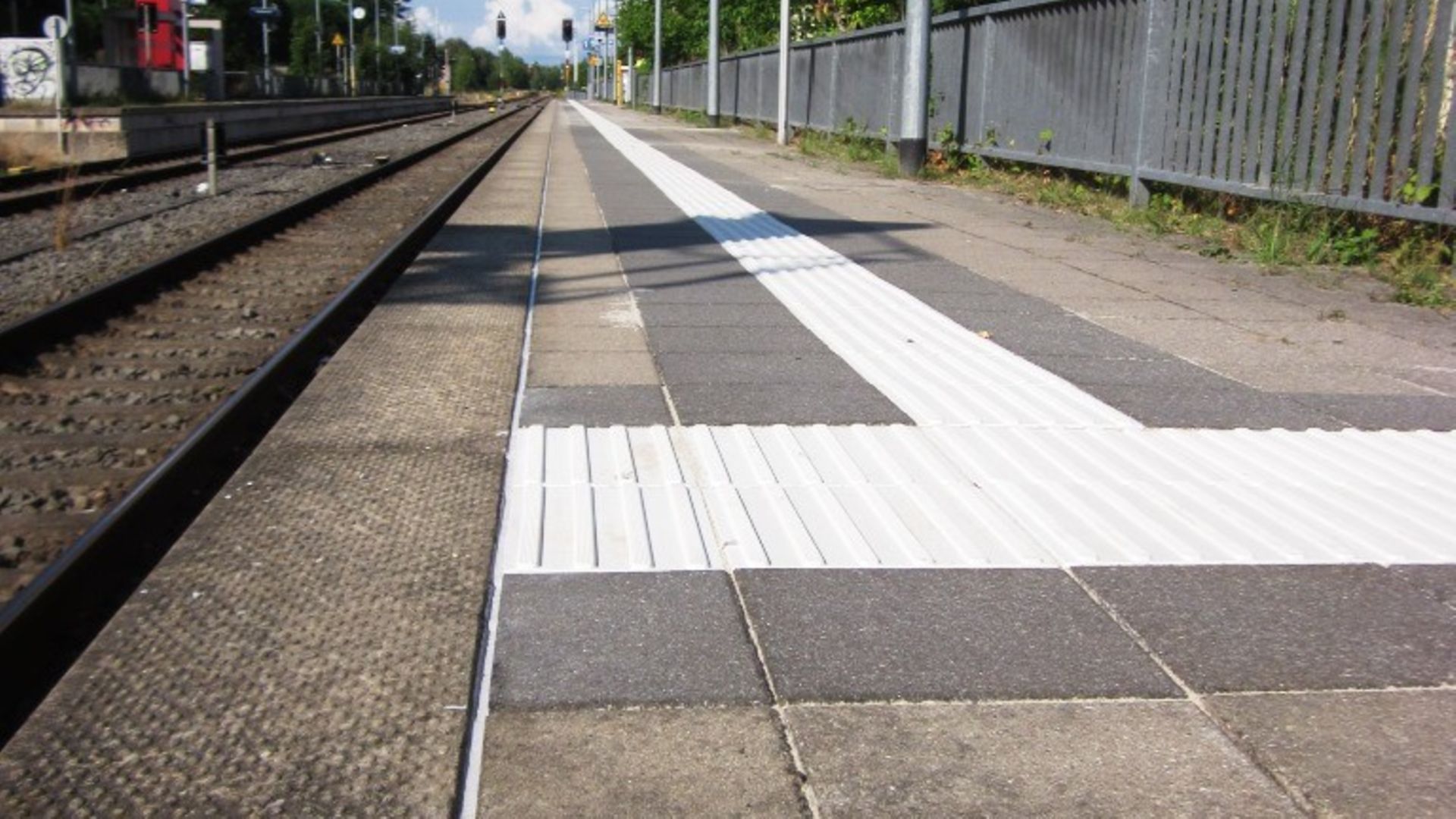 Blindenleitsystem an einem Bahnsteig