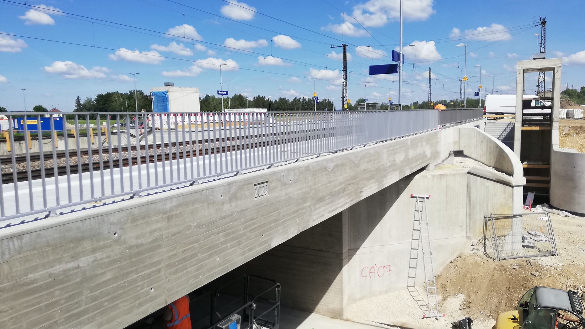 Bau einer Bahnsteigbrücke