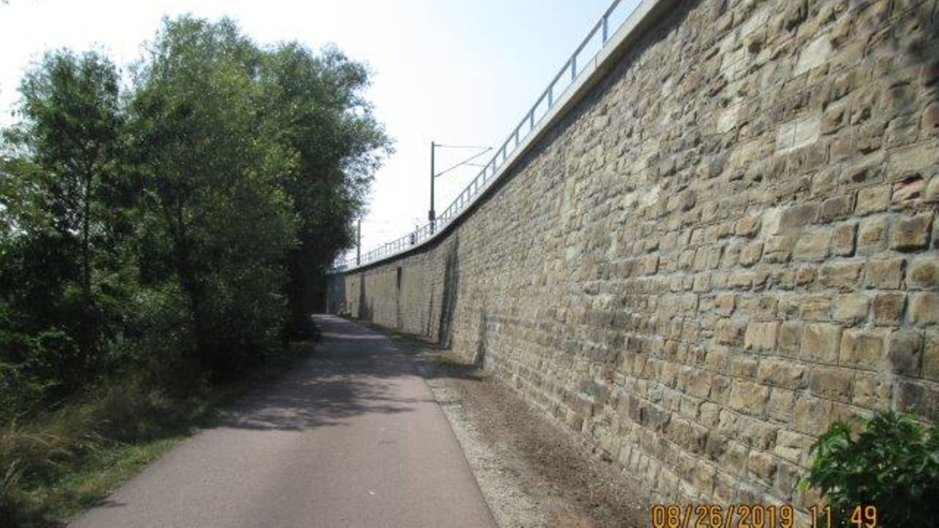 Stützwand aus Steinen neben Bäumen